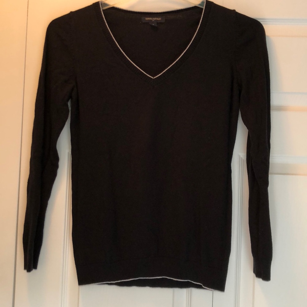 Black banana republic v neck sweater w/ white trim